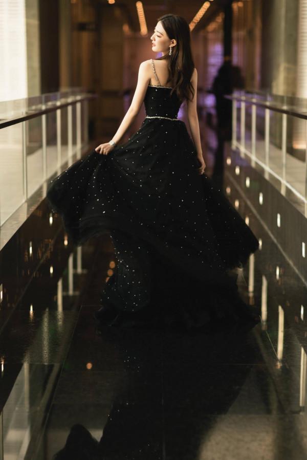 徐璐吊帶黑色長裙配上一頭捲髮，眼神靈動氣質非凡