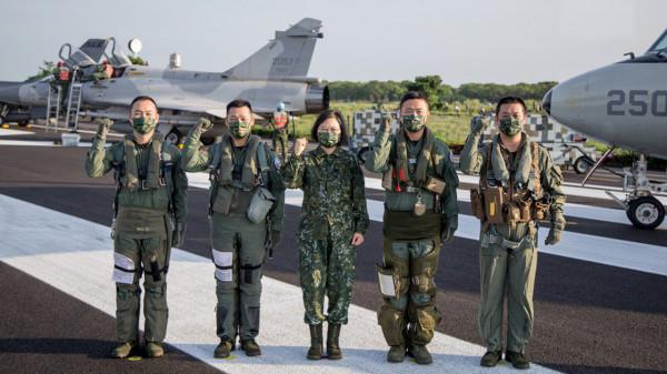 買了飛機沒人開，臺軍曝107名飛行員巨大缺口，找簡柏丞來試試？