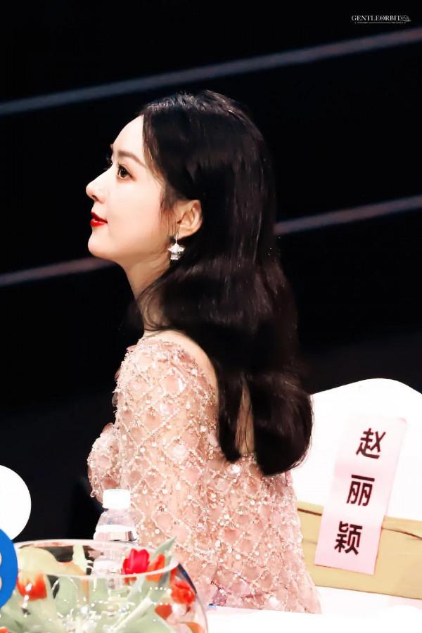 晚會臺下的趙麗穎 專心看節目的穎寶好美