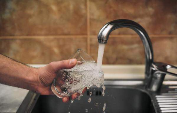 喝水時,一半熱水兌一半冷水,對身體好還是不好? 喝水時,一半熱水兌一半冷水,對身體好還是不好?