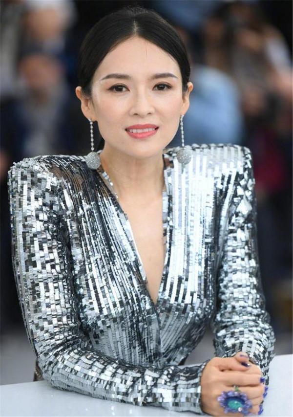 40歲章子怡不服老，穿銀色“亮片裙”氣質驚豔，這狀態哪像生過娃
