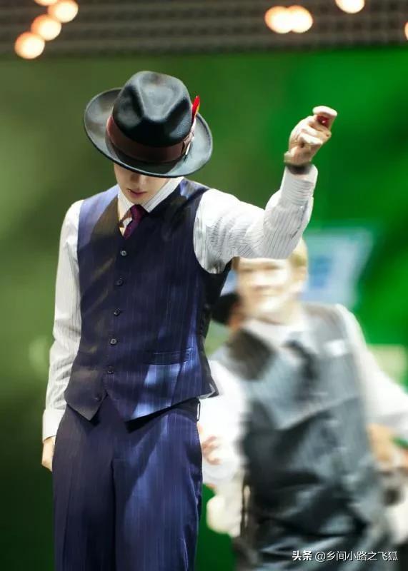 王一博《街舞》決賽秀舞技 穿復古西裝戴小禮帽更添韻味 王一博《街舞》決賽秀舞技 穿復古西裝戴小禮帽更添韻味