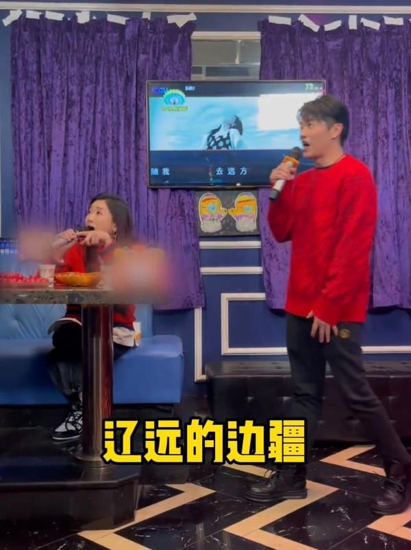 鳳凰傳奇KTV唱歌不及格，敗給評分系統，網友：還沒我唱得好