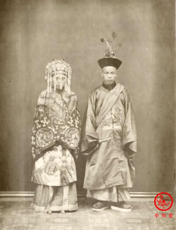 晚清老照片：尚書身穿裘皮長袍盡顯華貴，新郎新娘合影表情拘謹