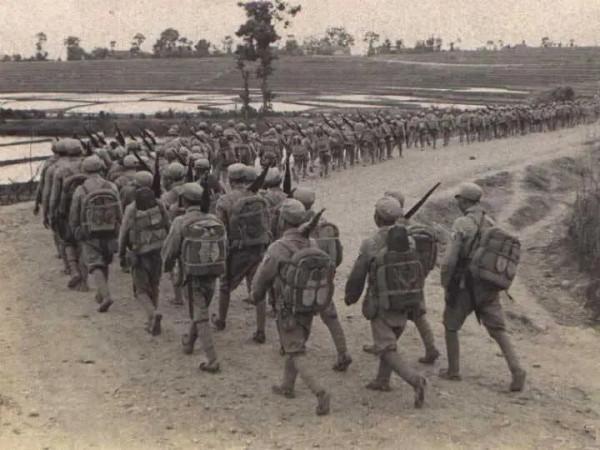 毛主席打了個極秘密的電報給劉鄧，稱陝北甚為困難，劉鄧隨即領會