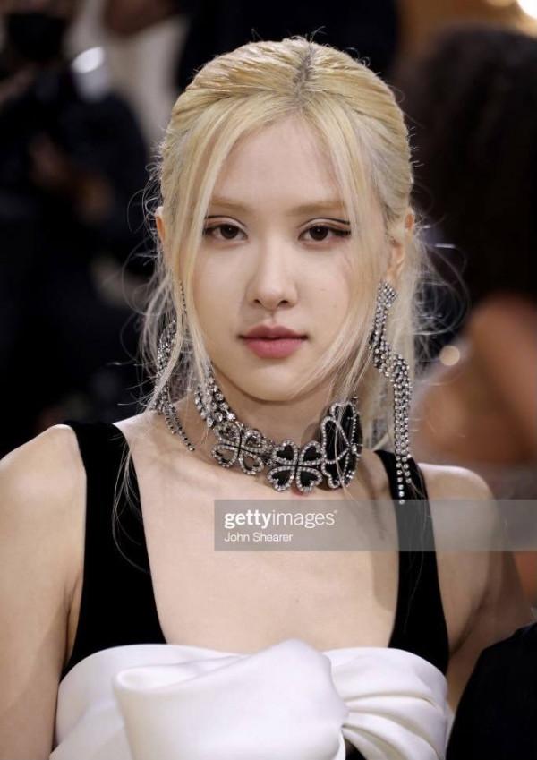 BLACKPINK ROSE新造型出席活動，服裝簡陋，妝容浮誇