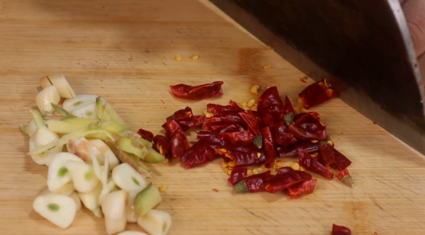 1把粉絲，2張豆皮，簡單一做，我家一週做5次，吃完渾身熱乎