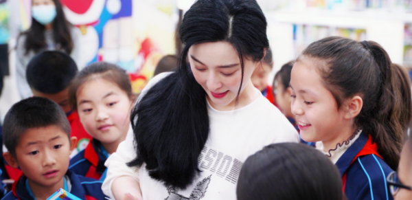 范冰冰奔赴新疆做公益，和孩子們親密互動，未P圖下顏值依舊吸睛