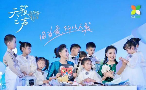 少兒頻道跨年陣容強大，55歲鞠萍似凍齡好年輕，紅果果夫妻也同臺