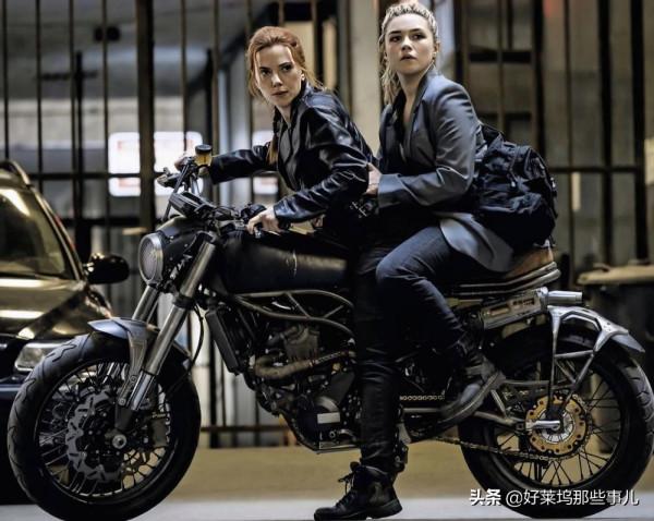 兩代黑寡婦都是“大煙民”她倆誰吸菸的姿勢更好看？