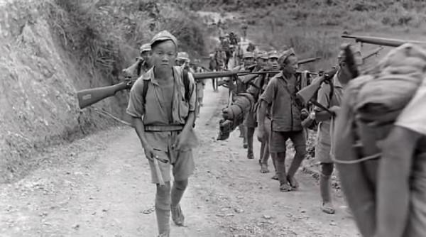 雲南一老農開啟廢舊汽油桶，驚現數十具白骨，其平均年齡僅20歲