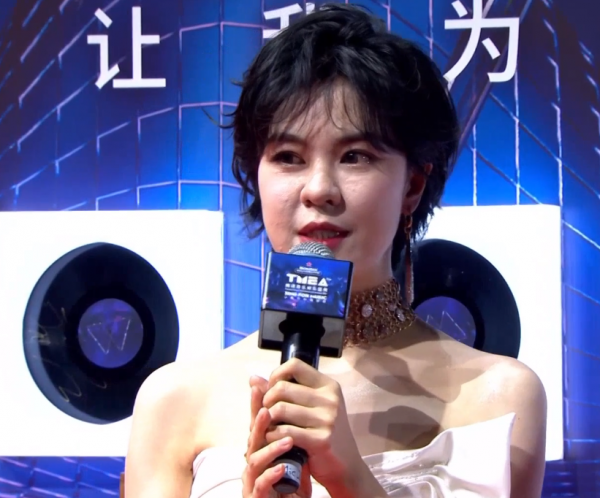 又見紅毯魔鬼打光！明星一臉坑窪，粉底又厚又白好像戴了面具