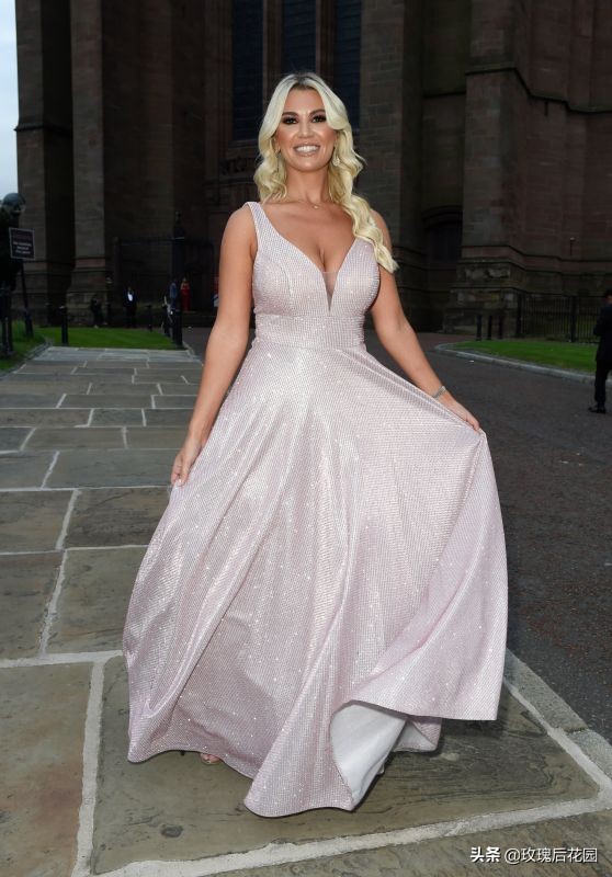 Christine McGuinness一襲銀色長裙優雅美麗，開心甜笑心情好