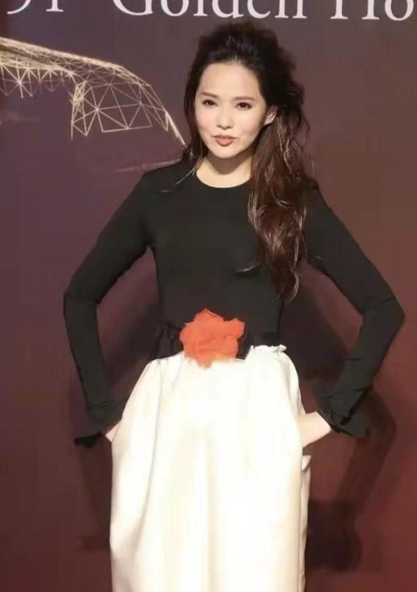 伊能靜攜秦昊同臺秀恩愛,打扮時髦臉卻有點僵硬,看著顯年齡差距 伊能靜攜秦昊同臺秀恩愛,打扮時髦臉卻有點僵硬,看著顯年齡差距