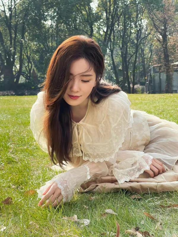 劉詩詩又美又颯，穿蕾絲裙美如仙子，照著穿就行