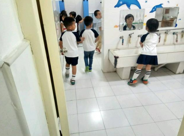 幼兒園廁所不分男女，家長質疑男女有別，園長：幼兒園都是這樣的