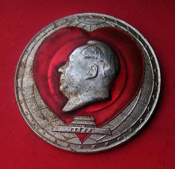 “世界第九大奇觀”——毛澤東像章 “世界第九大奇觀”——毛澤東像章