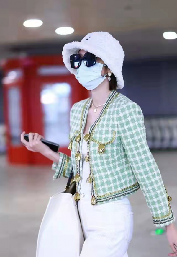 唐藝昕機場秀用力過猛，大冷天還穿短袖搭小背心，過分清涼