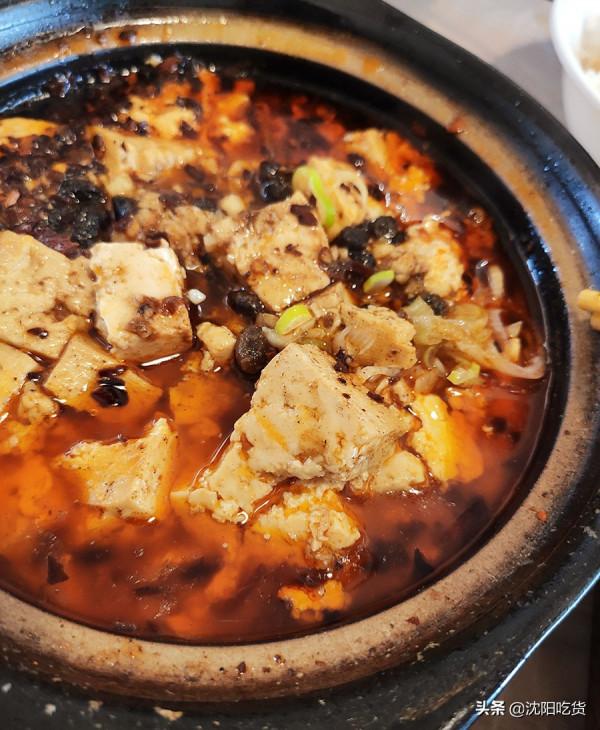 吃飯之前先領桌布自己鋪上,3塊錢肉汁辣椒和免費酸菜湯都不錯 吃飯之前先領桌布自己鋪上,3塊錢肉汁辣椒和免費酸菜湯都不錯