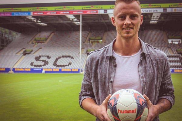 他因喝水丟球被人群嘲，28歲時，他入選德甲最佳陣容併成荷蘭國腳