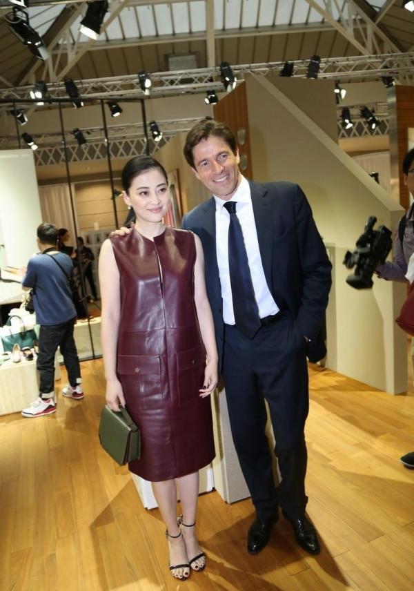 梅婷脫離微胖圈後真會穿,無袖皮裙領口“開條縫”,高階感無敵了 梅婷脫離微胖圈後真會穿,無袖皮裙領口“開條縫”,高階感無敵了