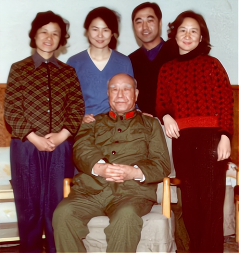 他是國軍起義名將，55年婉拒授銜，主席指示：他必須授上將