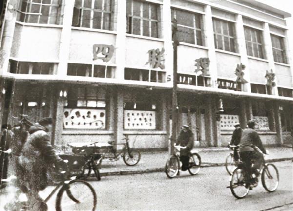 當年用高壓鍋燙頭的拉薩青年,也是明白“頭等大事”的 當年用高壓鍋燙頭的拉薩青年,也是明白“頭等大事”的