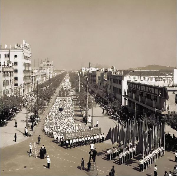 有閱兵和群眾遊行的國慶節是不是很有趣？來看看建國初期的國慶節