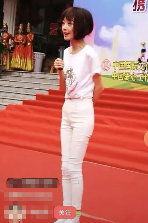 51歲魯豫出席活動近照曝光，側身單薄如紙片，臉部肌肉鬆弛顯老