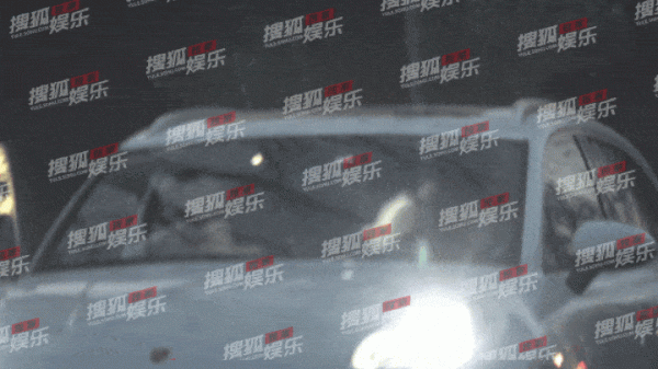 獨家：甦醒和女友疑似吵架 車內情緒激動狀態癲狂