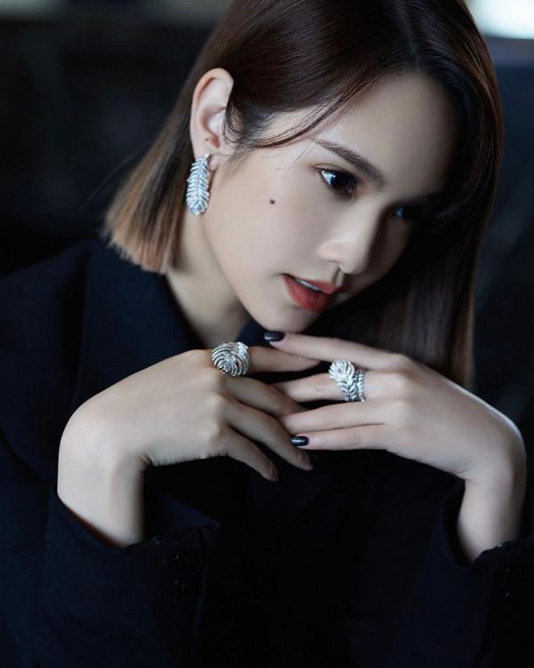 楊丞琳黑色西服長褲霸氣美豔 點綴珠寶流光溢彩釋放魅力