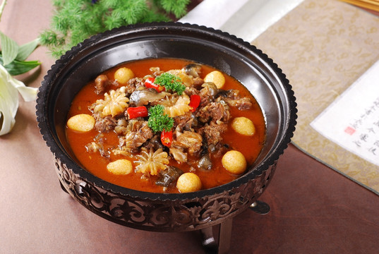 湖北一定要去的景區，常年煙霧繚繞，峰頂聳入雲表