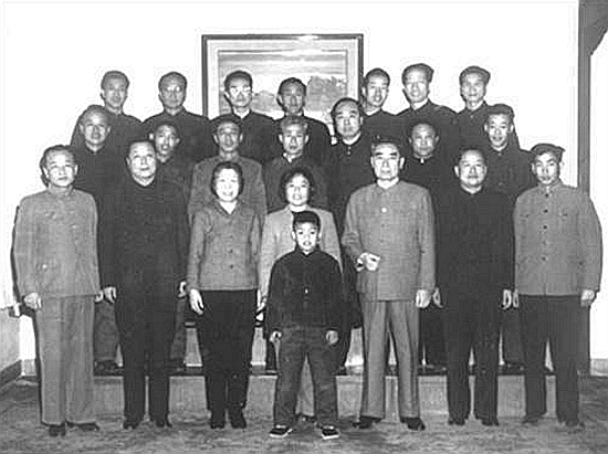 鄧穎超去世後，秘書趙煒對後事提出4個問題，中央：群眾不會同意