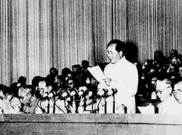 1956年，胡耀邦當選為中央委員，給毛主席寫信：我的心裡無限痛苦