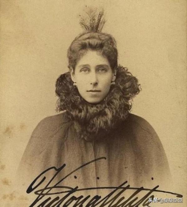 痛恨包辦婚姻想要嫁給愛情，梅麗塔有幸都嘗試了一番，卻鬱鬱而終