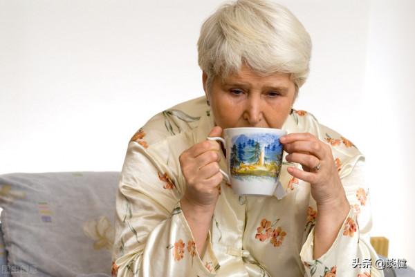 長期用茶當水喝，是慢性自殺嗎？闢謠：3種飲品真的要少喝