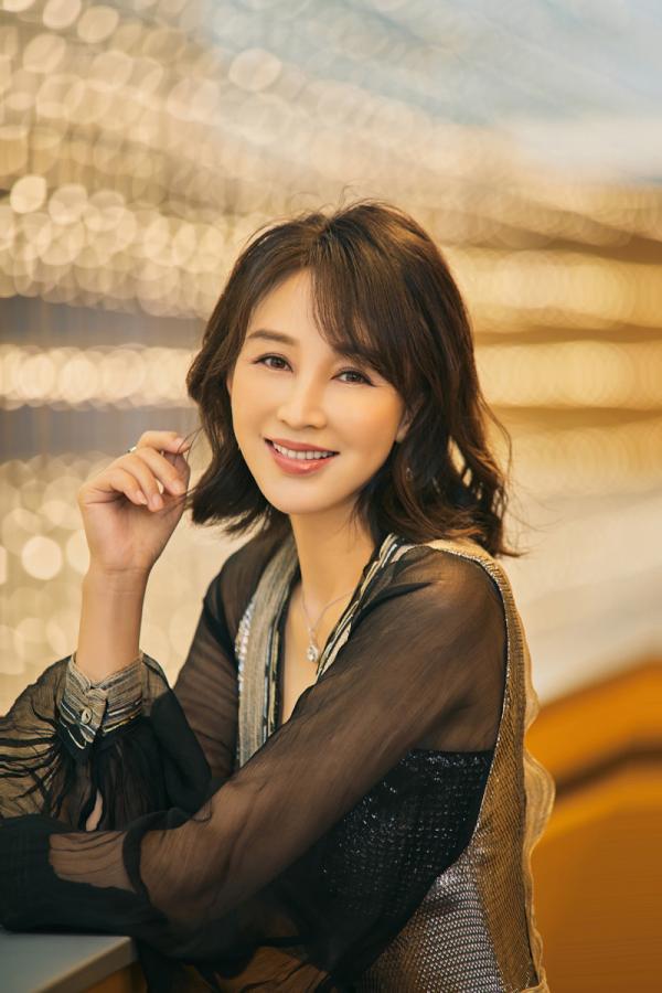 嶽麗娜亮相北京時裝週 造型吸睛盡顯風雅之姿