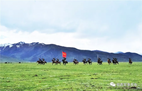 玉樹地震後道路通訊中斷，一隊騎兵策馬40公里救援……