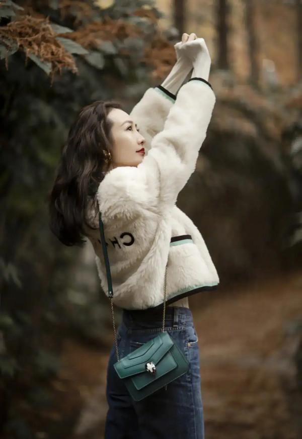 王鷗穿毛絨外套也不顯胖，搭配高領衫和牛仔闊腿褲，身材比太優秀
