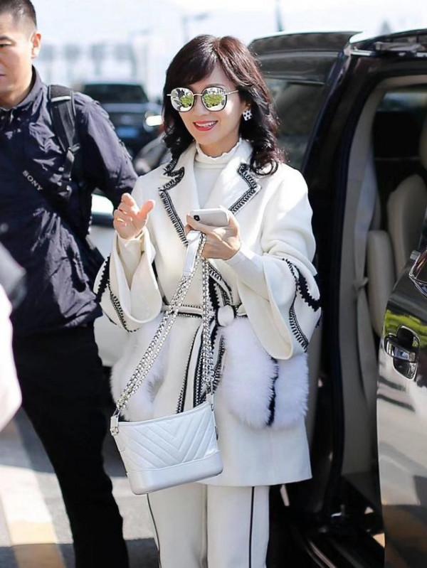 趙雅芝真越老越“潮”，穿檸檬色大衣高調減齡，65的年齡25的氣質