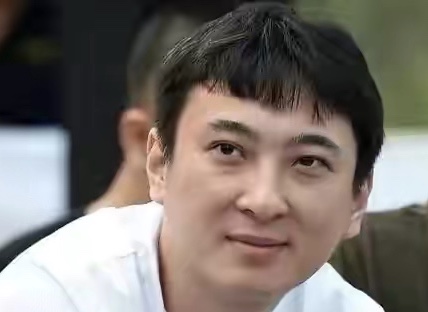 王思聰帶四美女吃平價餐館，環境雜亂好簡陋，全程不理身邊美女