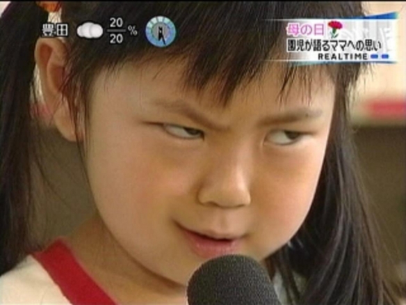 引人猜想的貓!來自書桌的詭異一笑:奴才感到害怕 引人猜想的貓!來自書桌的詭異一笑:奴才感到害怕