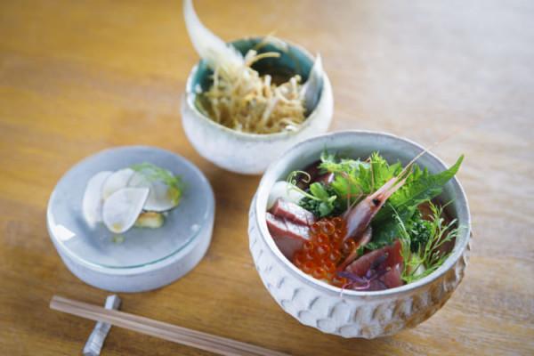 京都悠閒假日散步｜海鮮丼和生魚片的藝術，不同尋常的預約鮮魚店