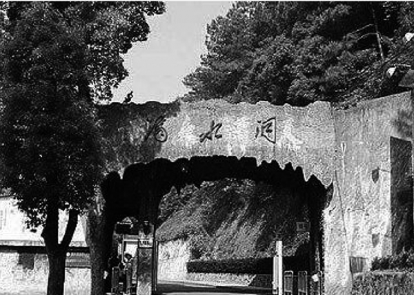 1966年，毛主席在一神秘山洞居住12天，臨走時表示：我還會回來的