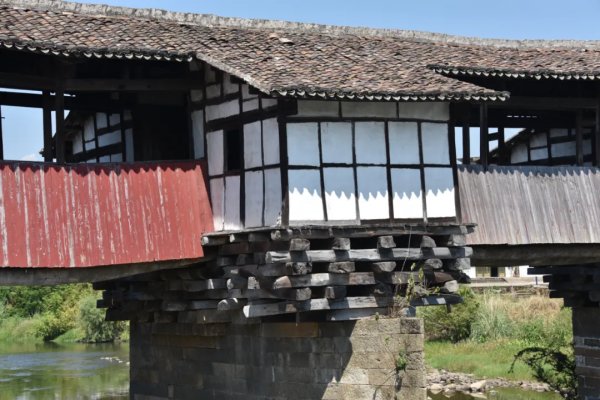 1400年曆史的古橋，藏在小鎮上，竟然還是中國古廊橋的孤例