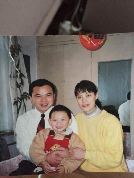 黃子韜：成名後不忘本，把啞巴發小留身邊，還出錢給他開咖啡店