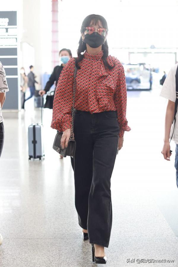 街拍:趙雅芝紅色印花飄帶襯衫+黑色牛仔褲+高跟鞋優雅氣質 街拍:趙雅芝紅色印花飄帶襯衫+黑色牛仔褲+高跟鞋優雅氣質