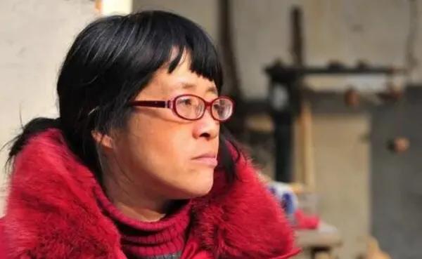 餘秀華成名後被指拋夫棄子，霸氣回應：我有錢了，就應該養活他？