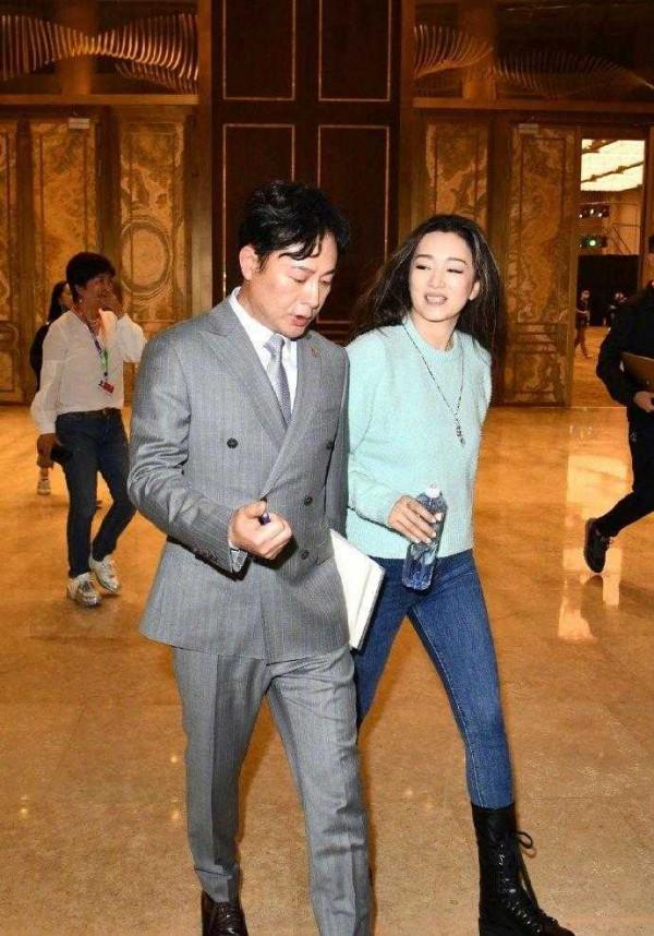 鞏俐真厲害！穿毛衣配牛仔褲氣場依舊強大，換別人就顯廉價了