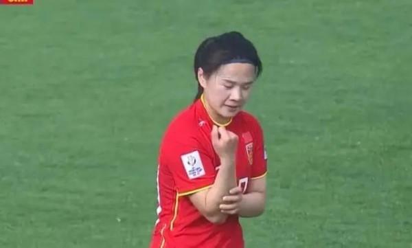 女足半場換人，張睿和肖裕儀替補登場